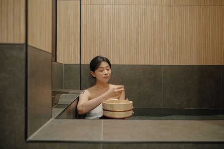 家庭开间套房 | 浴室 | 吹风机、毛巾、肥皂、洗发水