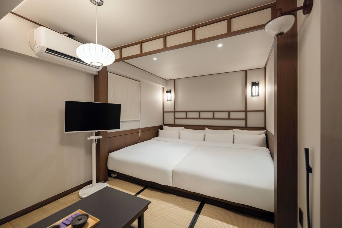 Family Studio Suite | Desk, laptop workspace, free WiFi