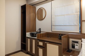 Habitación básica doble | Escritorio, espacio para trabajar con un portátil, wifi gratis