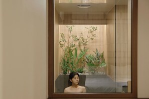 Family Studio Suite | Bathroom | Hair dryer, towels, soap, shampoo