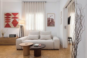 Departamento superior, 2 habitaciones | Área de sala de estar | Smart TV de 55 pulgadas con canales por cable, chimenea y Netflix 