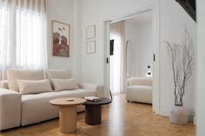 Apartamento superior, 2 quartos | Área de estar | Smart TV 55 polegadas com canais a cabo, lareira, Netflix