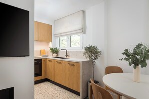 Superior Apartment, 2 Bedrooms | Private kitchen