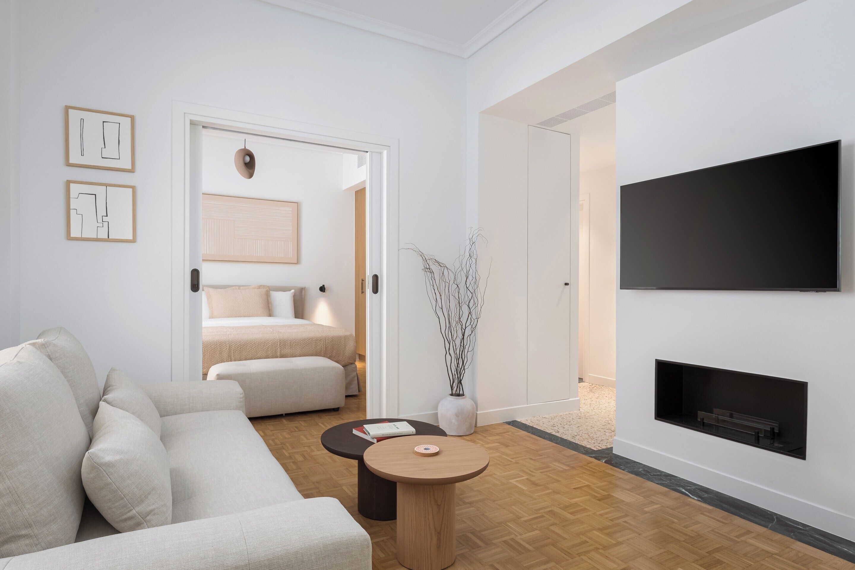 Căn hộ Superior, 2 phòng ngủ | Khu phòng khách | Smart TV 55-inch có truyền hình cáp, lò sưởi, Netflix 