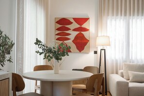 Apartamento superior, 2 quartos | Opções para refeição no quarto