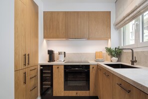 Departamento superior, 2 habitaciones | Cocina privada | Refrigerador con congelador, microondas, horno y parrilla de estufa 