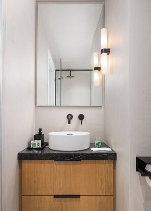Apartemen Superior, 2 kamar tidur | Kamar mandi | Shower, pancuran hujan,  dan perlengkapan kamar mandi ramah lingkungan