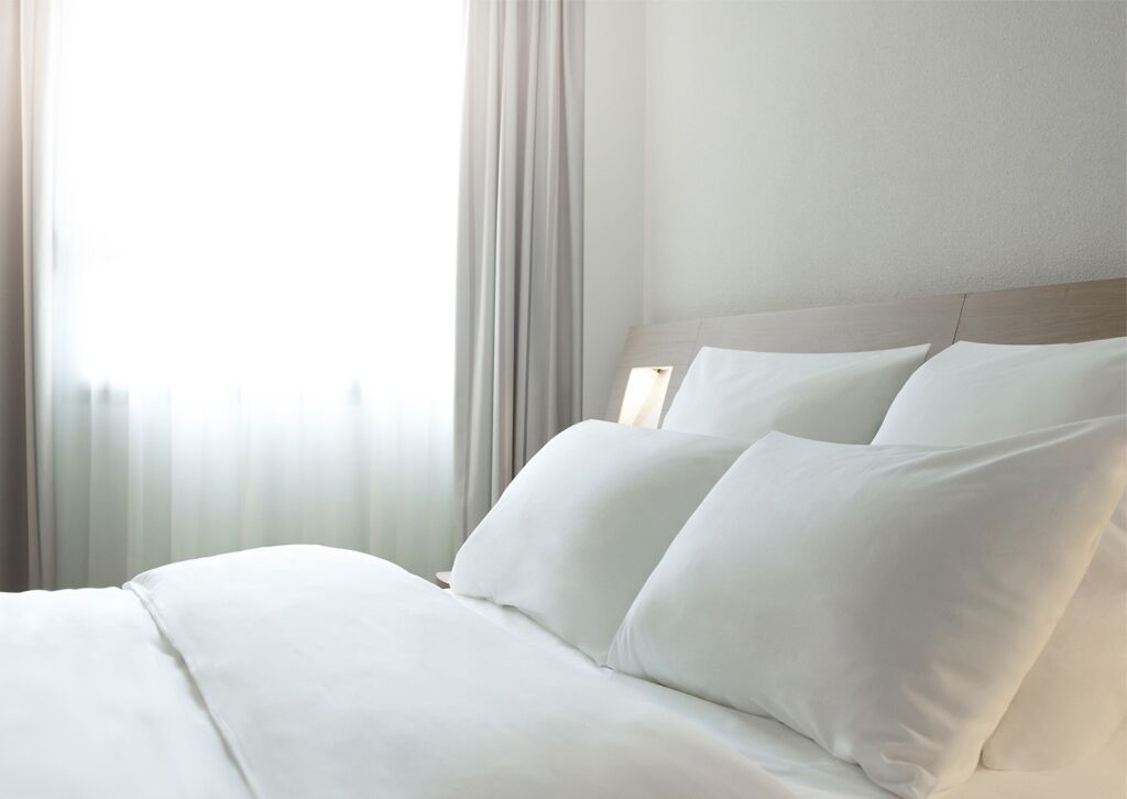 Rideaux occultants, chambres insonorisées, fer et planche à repasser