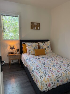 1 habitación, tabla de planchar con plancha, wifi y ropa de cama