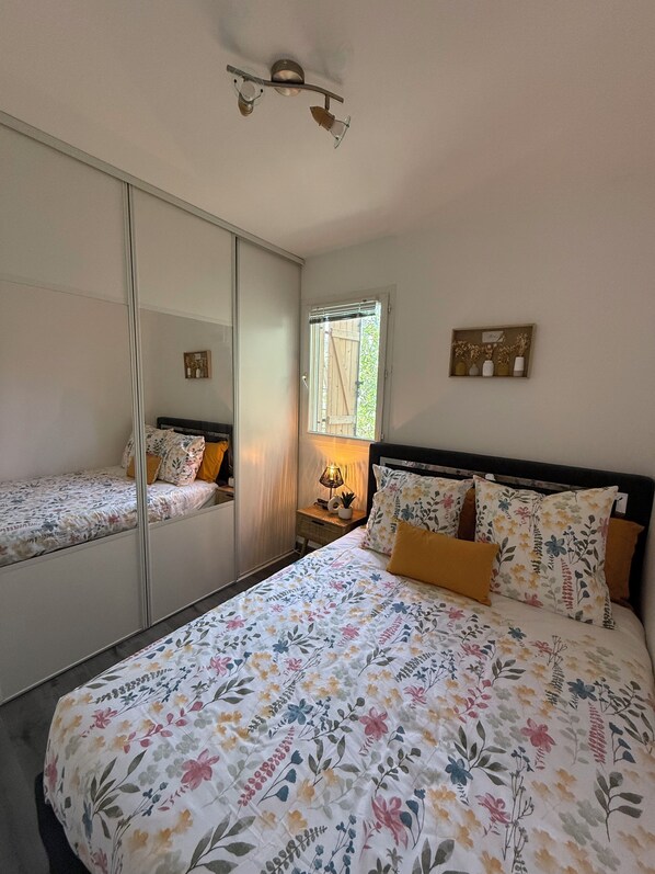 1 chambre, fer et planche à repasser, Wi-Fi, draps fournis