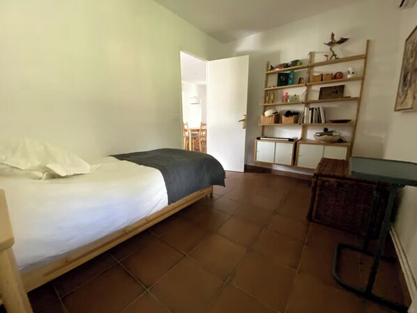 2 slaapkamers, een strijkplank/strijkijzer, wifi, beddengoed