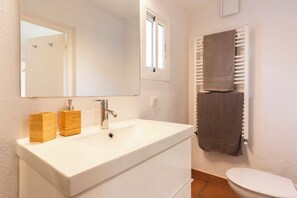 Een douche, een haardroger, handdoeken, zeep