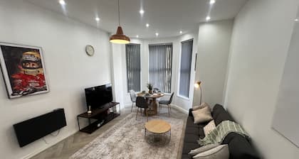 Stylish & Bright Flat | Near City | Free Parking & Fast Wi-Fi