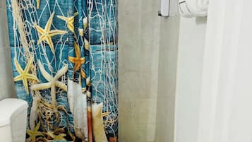 Dusche, Haartrockner, Handtücher, Seife
