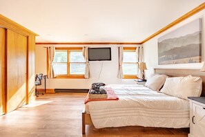 7 bedrooms, iron/ironing board, free WiFi, bed sheets - Huge Farmhouse getaway hot tub, sauna, pool, games near Shenandoah and Caverns (Stanley)