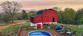 Huge Farmhouse getaway hot tub, sauna, pool, games near Shenandoah and Caverns