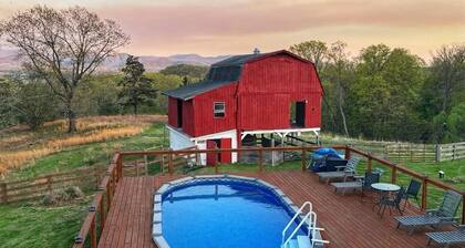 Huge Farmhouse getaway hot tub, sauna, pool, games near Shenandoah and Caverns