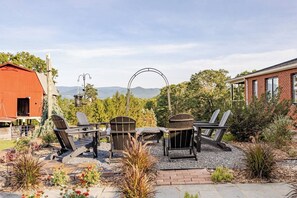 Outdoor dining - Huge Farmhouse getaway hot tub, sauna, pool, games near Shenandoah and Caverns (Stanley)