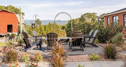 Huge Farmhouse getaway hot tub, sauna, pool, games near Shenandoah and Caverns