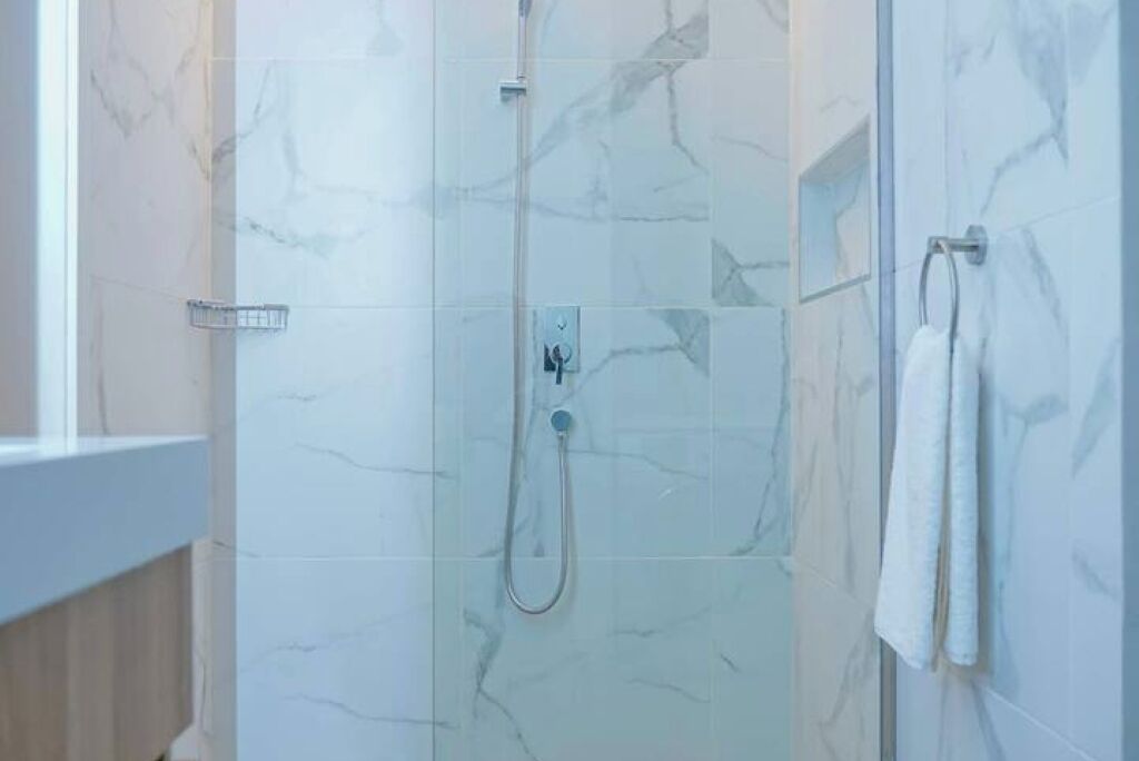 Dusche, Haartrockner, Handtücher, Seife