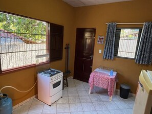 Fridge, oven, stovetop, coffee/tea maker