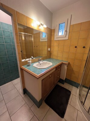 Dusche, Haartrockner, Handtücher