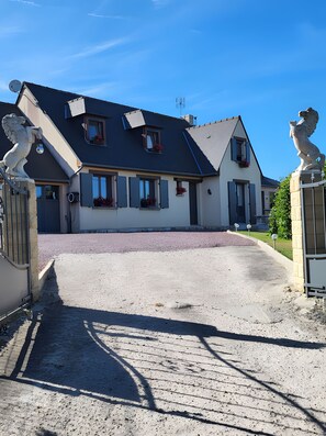 Exterior - Bed and Breakfast 'Campagne' with Shared Terrace, Shared Garden and Wi-Fi (Videcosville)