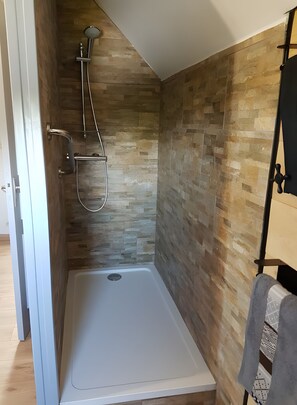 Douche, séchoir à cheveux, serviettes fournies