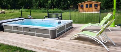 Outdoor spa tub