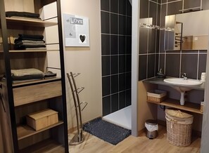 Ducha, secador de pelo, toallas