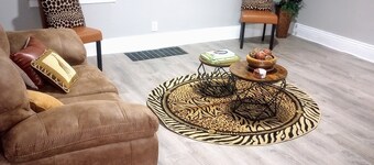 Charming 2-bedroom townhome with WiFi, AC in enchanting Rochester