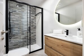 Dusche, Haartrockner, Handtücher