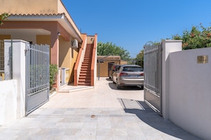 Property grounds - Villa 'Melda' with Sea View, Wi-Fi and Air Conditioning (Avola)