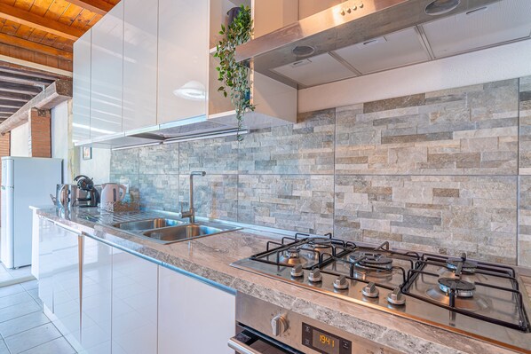 Køleskab, mikrobølgeovn, ovn, kogeplade