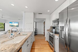 Geladeira, micro-ondas, fogão, cooktop