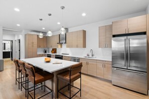 Fridge, oven, stovetop, dishwasher - FRANKLIN TOWN CENTER (Big Sky)