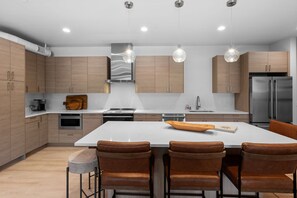 Fridge, oven, stovetop, dishwasher