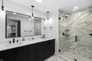 Hair dryer, towels - Big Sky Town Center Luxury Condo (Big Sky)