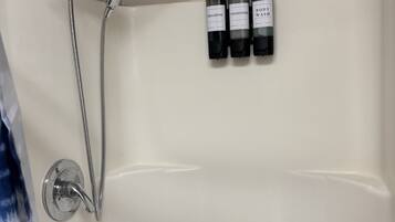 Douche, serviettes fournies, savon, papier toilette