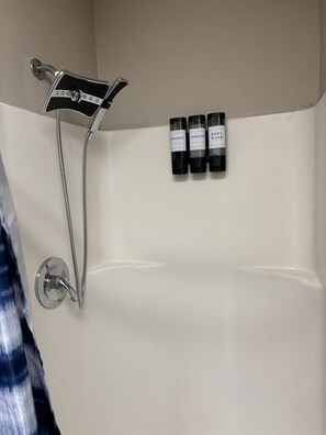 Douche, serviettes fournies, savon, papier toilette
