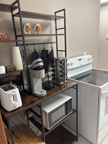 Charming 2-bedroom barndominimum very large garage WiFi, AC in serene Clinton