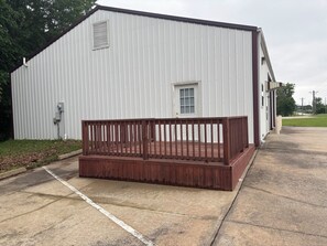 المنشأة من الخارج