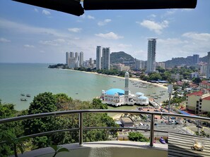Property grounds - Elegant 121 sqm apartment with fantastic sea views (Tanjung Bungah)