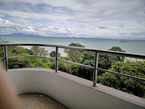 Property grounds - Elegant 121 sqm apartment with fantastic sea views (Tanjung Bungah)