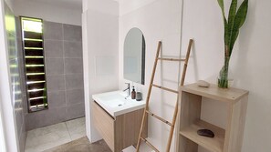 Secador de cabelo, toalhas de banho, papel higiênico