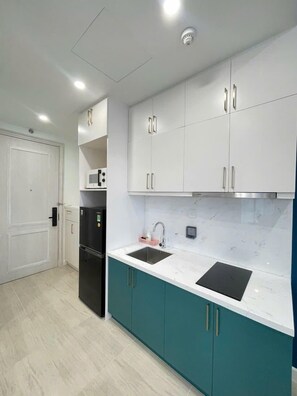Fridge, microwave, stovetop, cookware/dishes/utensils