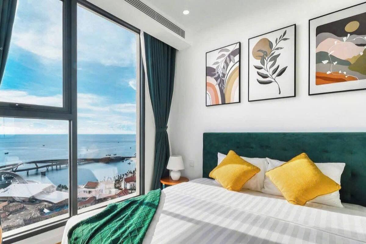 Basic Apartment | Peti besi dalam bilik, meja, ruang kerja komputer riba 