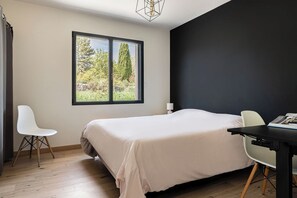 3 bedrooms, iron/ironing board, WiFi, bed sheets