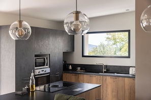 Four Ă micro-ondes, un four, surface de cuisson, lave-vaisselle