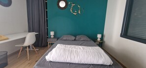 3 bedrooms, iron/ironing board, WiFi, bed sheets - Villa de Pierrefeu, lavender and old stones in the heart of the Luberon (Reillanne)